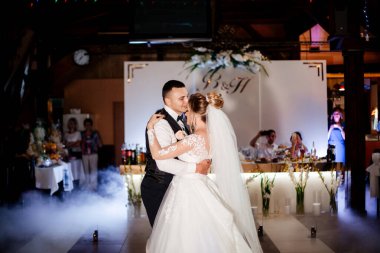 parti harika ışık ve atmosferi ile zarif restoranda düğün gelinler.