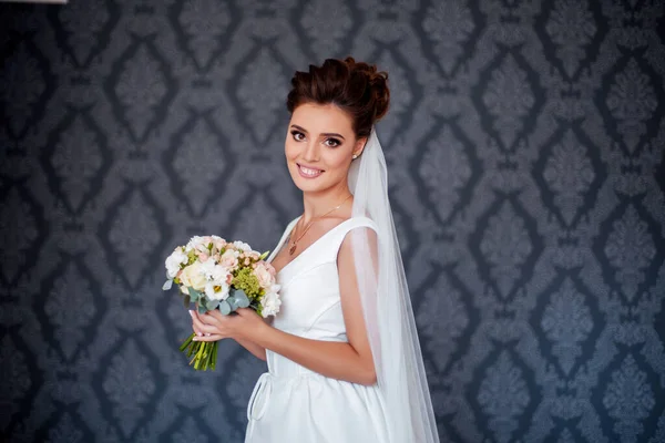 Luxuriöse Braut Mit Einem Blumenstrauß Weißer Viola — Stockfoto