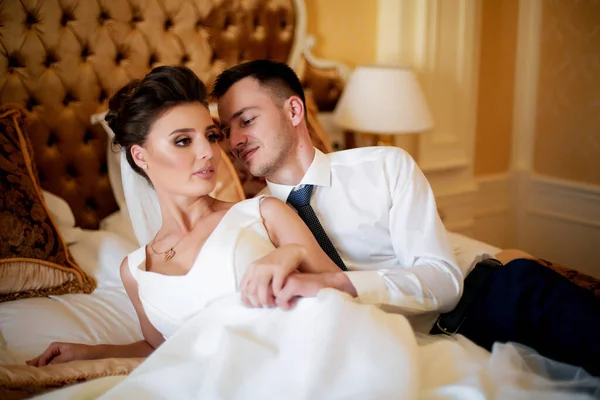 Stilvolle Luxus Braut Und Schöner Eleganter Bräutigam Händchen Haltend Wunderschönen — Stockfoto