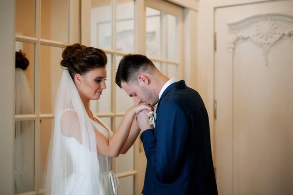 Primeiro Encontro Noiva Noivo Primeiro Olhar Casal Casamentos Pela Manhã — Fotografia de Stock