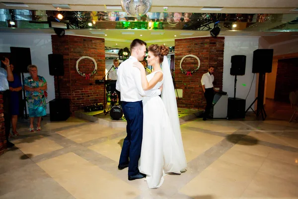 Happy Bride Groom First Dance Wedding Elegant Restaurant Wonderful Light — Stock Photo, Image