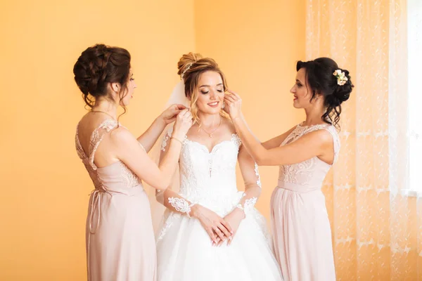 Bride Girlfriend Prepares Bride Her Wedding Day Bride Girlfriend Helps — Stock Photo, Image