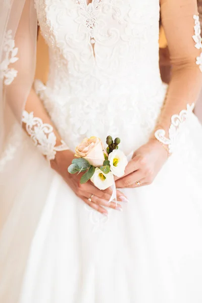 Noiva Vestido Branco Posando Enquanto Prepara Para Cerimônia Casamento — Fotografia de Stock