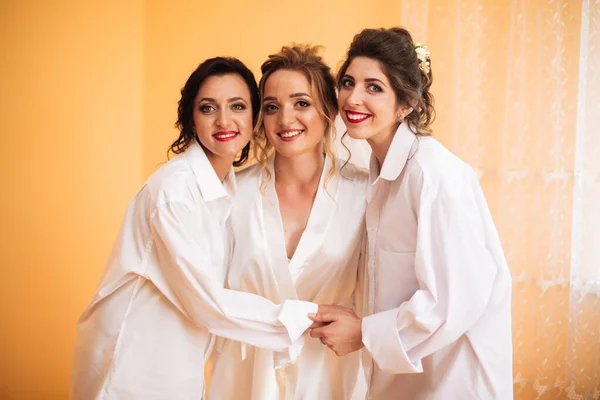 Menyasszonyok Koszorúslányok Ünneplik Lánybúcsút Hálószobában Boldog Nők Barátai Ülnek Ágyon — Stock Fotó