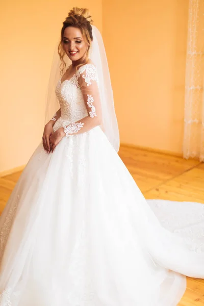Bride White Dress Posing While Preparing Wedding Ceremony — Stock Photo, Image