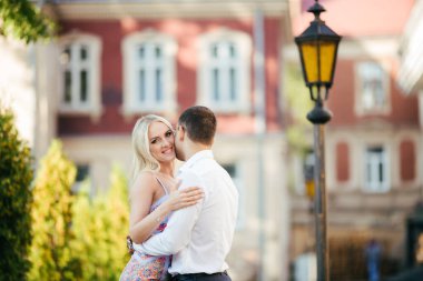 Kocasıyla birlikte şehirde dolaşan, düzgün giyinmiş bir kadın.