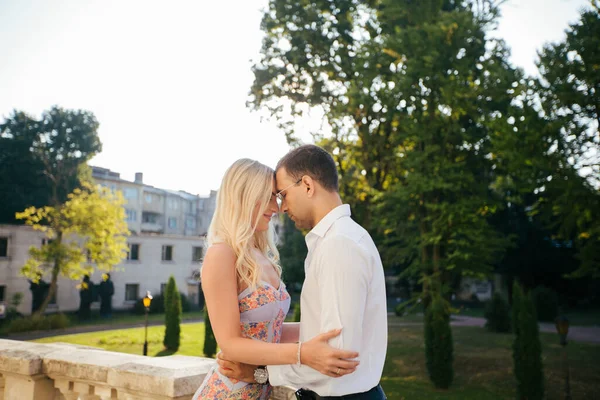Älskade par som går i staden. Lviv Ordförande — Stockfoto