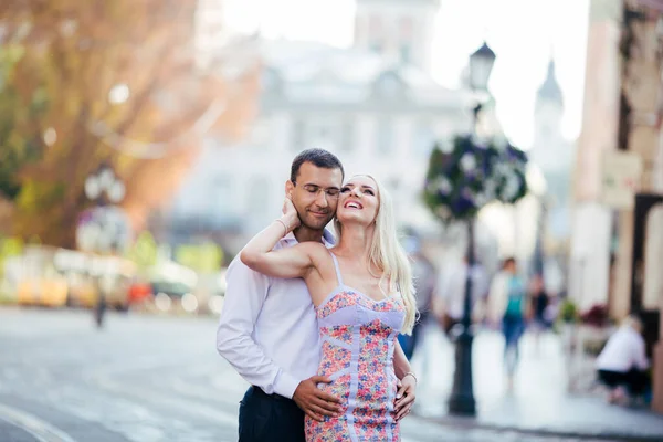 Romantický turistický pár procházky po městě relaxační — Stock fotografie