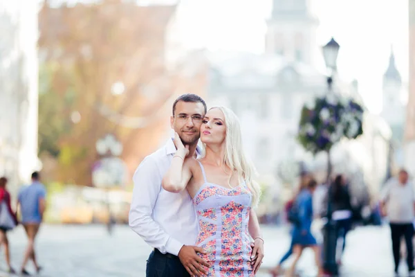 Mulher com o marido andando pela cidade, vestida ordenadamente — Fotografia de Stock