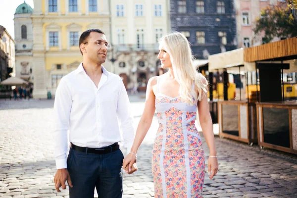 Junges verliebtes Paar umarmt sich vor Stadtkulisse — Stockfoto