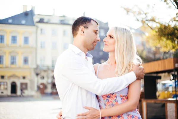 Kvinna med sin man går runt i staden, snyggt klädd — Stockfoto