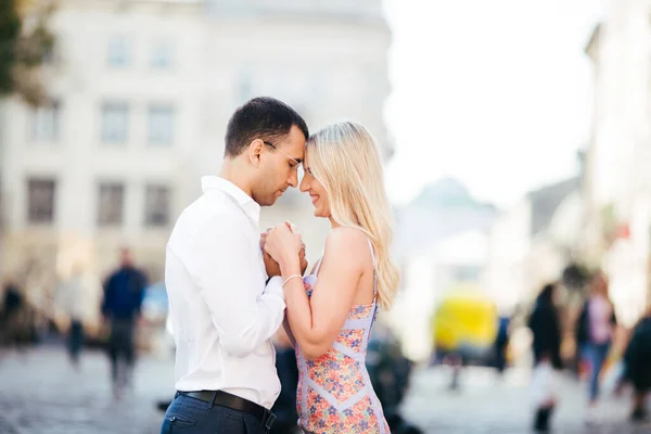 Couple aimant se promener dans la ville. Lviv — Photo