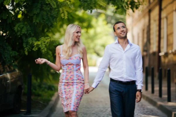 Krásný pár v lásce randění venku a usmívání — Stock fotografie