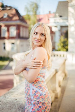 Güzel kız turist seyahat ediyor ve Lviv şehrinin yoğun yaşamının tadını çıkarıyor.