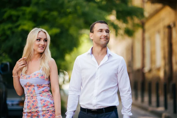 Mujer con su marido caminando por la ciudad, vestida cuidadosamente —  Fotos de Stock