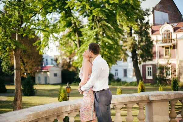 Kvinna med sin man går runt i staden, snyggt klädd — Stockfoto