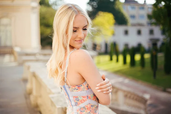 Beauty woman. Blonde woman looking at camera and smiling in the city — Stock Photo, Image