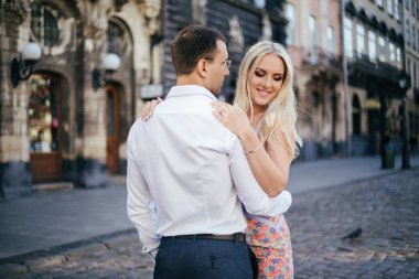 Şehirde yürüyen sevgi dolu bir çift. Lviv