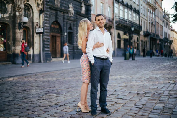 Žena se svým manželem procházky po městě, úhledně oblečený — Stock fotografie