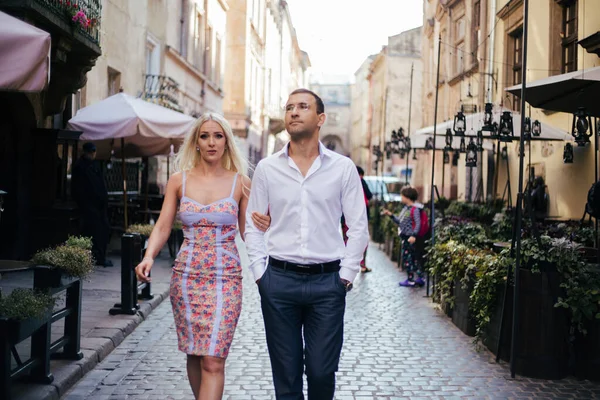 Romántica pareja de turistas caminando por la ciudad relajándose — Foto de Stock