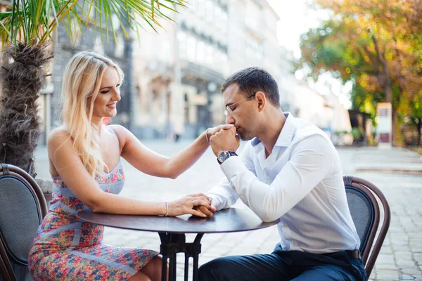 Beau couple amoureux datant de l'extérieur et souriant — Photo