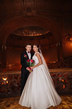 Avrupalı mutlu romantik çift evliliklerini kutluyor.