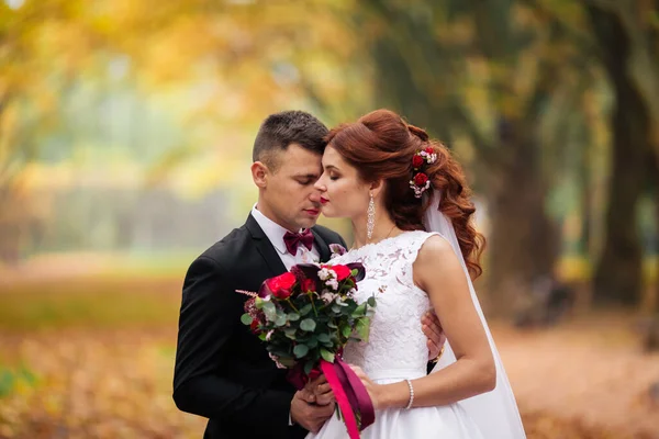 Getrouwd Stel Knuffelen Bruiloft Koppel Knuffelen Bruid Bruidegom Romantisch Getrouwd — Stockfoto