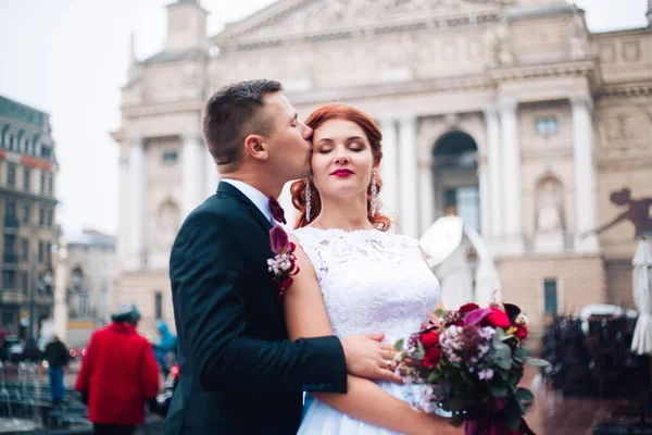 Pernikahan Iviv Berjalan Melalui Jalan Jalan — Stok Foto