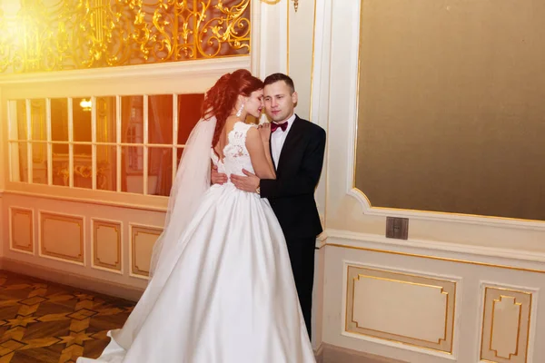 新娘和新郎在一个舒适的房子里 用自然光线照的照片 — 图库照片