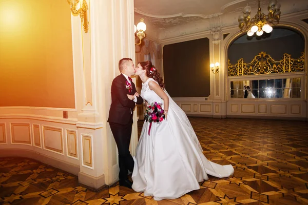 빈티지 궁전에서 결혼식을 올리는 — 스톡 사진
