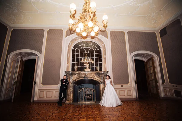 Menyasszony Vőlegény Egy Hangulatos Házban Fotó Készült Természetes Fény — Stock Fotó