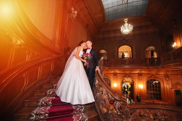 Élégant Couple Mariage Vieille Maison Vintage Palais Avec Grands Escaliers — Photo