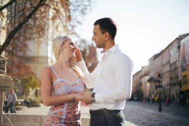 Romantik turist çift şehirde rahatça dolaşıyor.