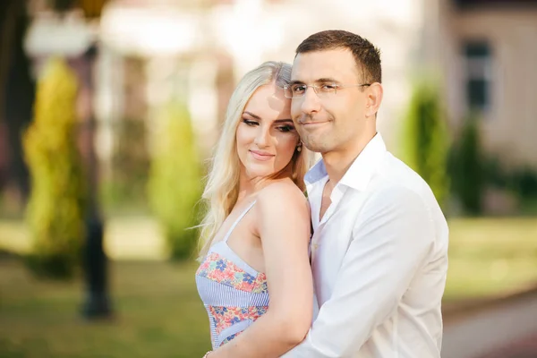 Couple souriant amoureux à l'extérieur, lviv. été — Photo