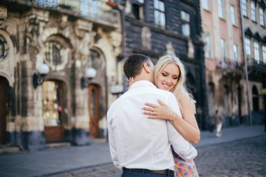 Şehirde yürüyen sevgi dolu bir çift. Lviv
