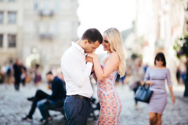 Şehirde yürüyen sevgi dolu bir çift. Lviv