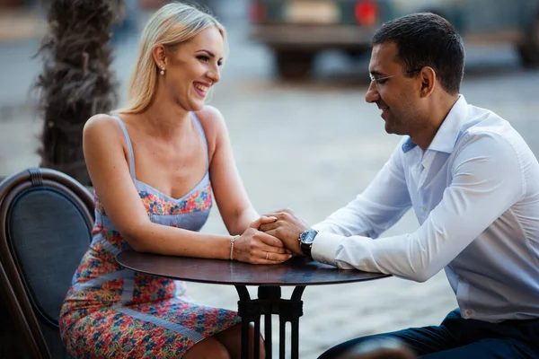 Marchant dans la rue ensemble. Un jeune homme heureux et une femme souriante marchant dans les rues de la vieille ville, — Photo