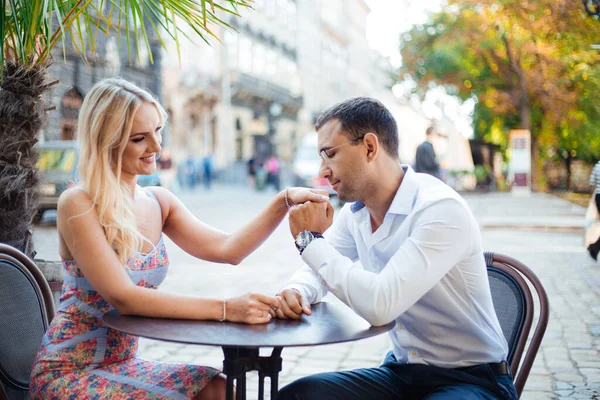 恋爱中的年轻夫妇在户外约会，面带微笑 — 图库照片