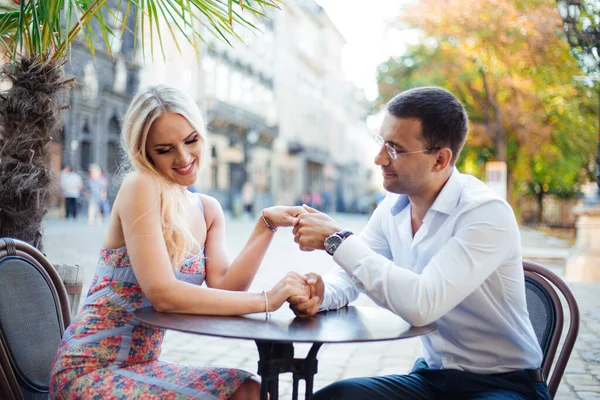 Para zakochanych siedzi w kawiarni i patrzy na siebie. — Zdjęcie stockowe