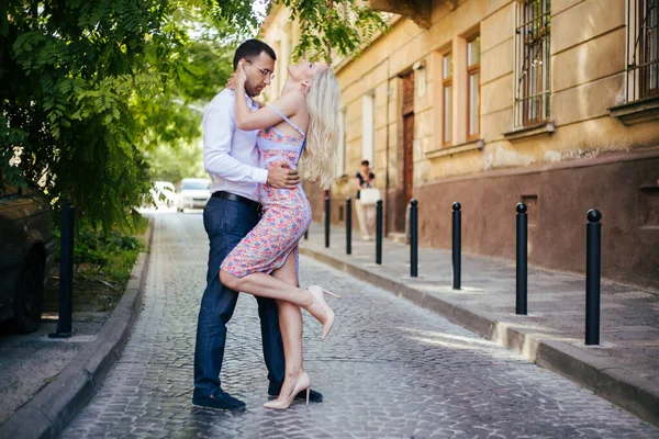 Liefdevol stel dat door de stad loopt. Lviv — Stockfoto