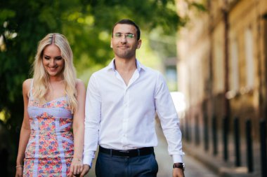 Romantik turist çift şehirde rahatça dolaşıyor.