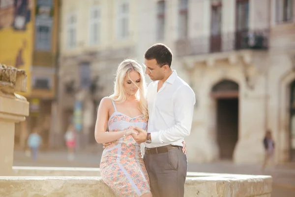 Lachend verliefd stel buiten, lviv. zomer — Stockfoto