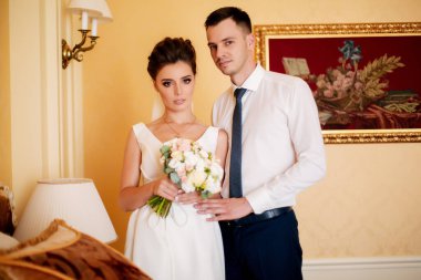 Şık gelin, güzel gelin otelde poz veriyor..