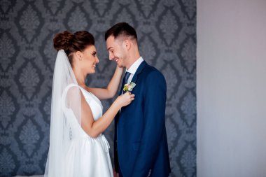 İnanılmaz gülümseyen bir düğün çifti. Güzel gelin ve şık damat.