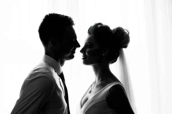 결혼식 키스를 부부의 예복을 드레스를 남자가 여자에게 키스를 — 스톡 사진