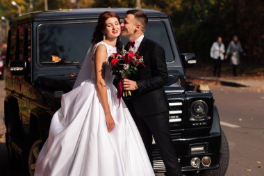 Avrupalı mutlu romantik çift evliliklerini kutluyor.