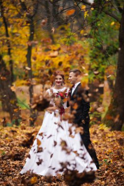 evli çiftlerin kucaklaşması, düğün çifti kucaklaşması, gelin ve damat, gün batımında romantik evli çift.