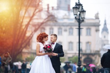 evli çiftlerin kucaklaşması, düğün çifti kucaklaşması, gelin ve damat, gün batımında romantik evli çift.