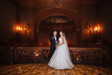 Büyük ahşap merdivenleri olan eski bir evde ve sarayda zarif bir çift..