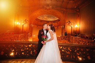 Avrupalı mutlu romantik çift evliliklerini kutluyor.